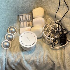 Arlo Security Camera Set with Accessories